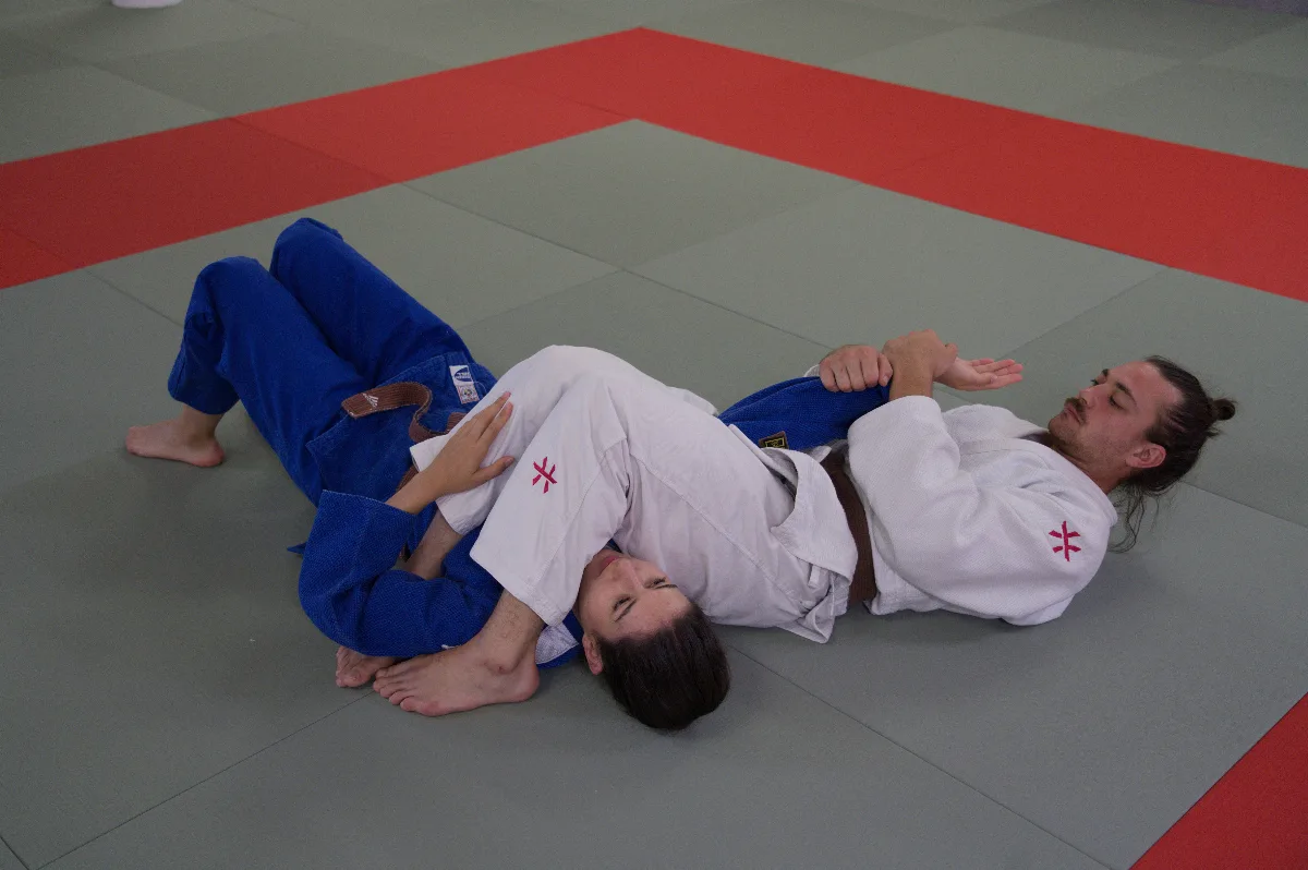 Ude-hishigi-juji-gatame