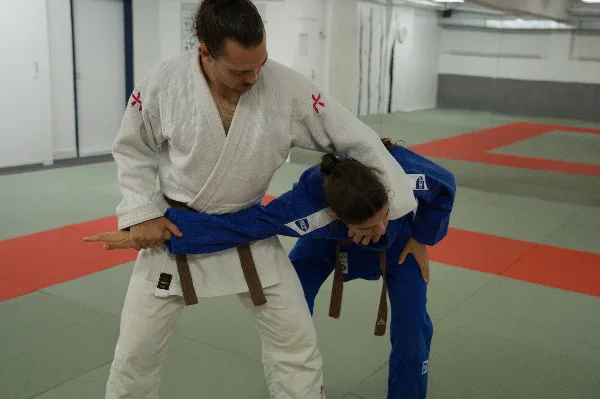 Ude-hishigi-hara-gatame